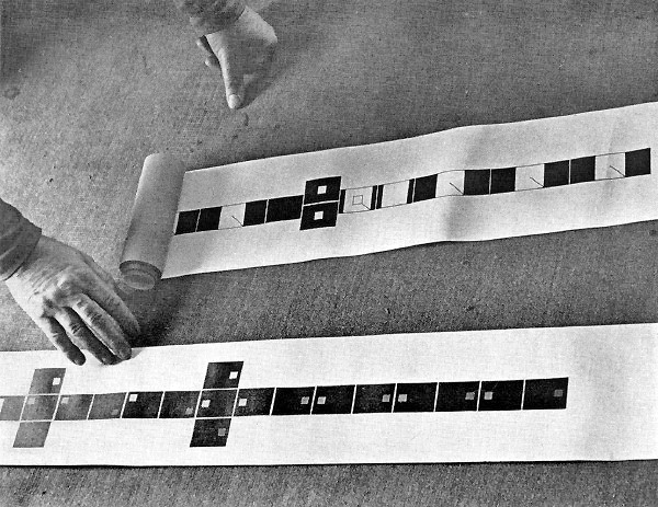 Werner Graeff mit Siebdrucken seiner Filmpartituren, 1970er Jahre